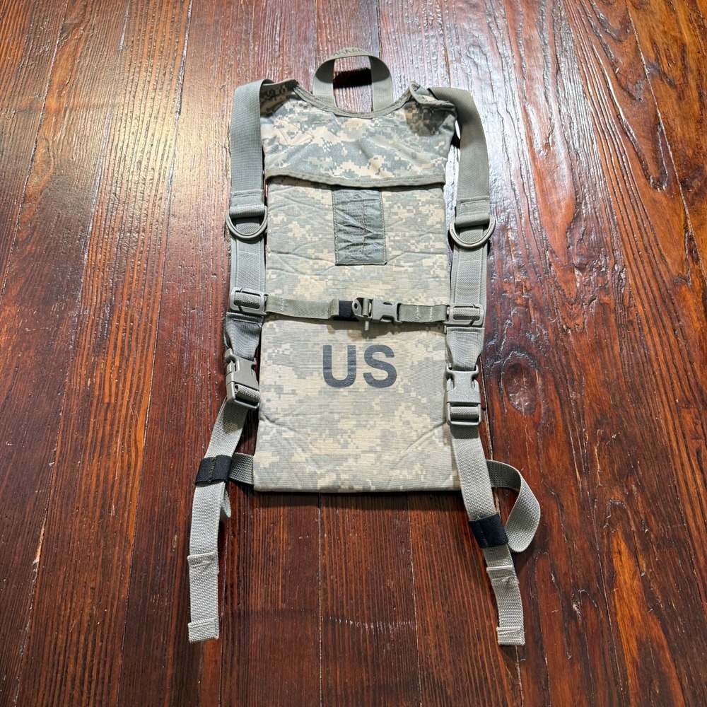 U.S.‎ Military Hydration Carrier In Digital Camo MOLLE II